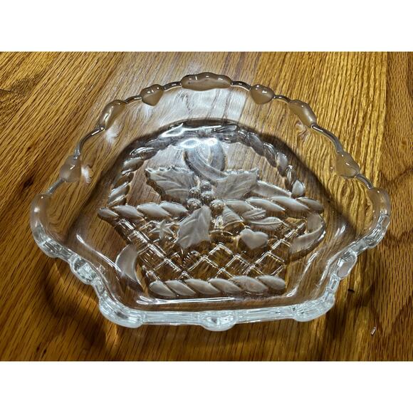 Mikasa Christmas Holly Bows Hearts small dish Perfect condition 8 1/2 x 7 - Picture 1 of 3